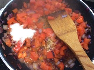 10、馒头披萨,放一勺糖，盐，鸡精翻炒