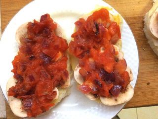 15、馒头披萨,在口蘑上放炒好的酱