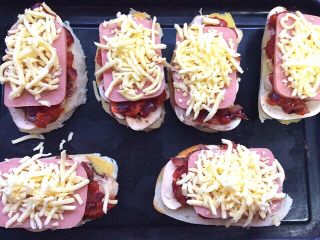 17、馒头披萨,在午餐肉上放上奶酪