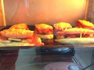 18、馒头披萨,烤箱200度预热5分钟后，烤6分钟即可