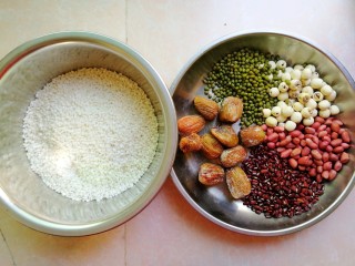 1、杂豆蜜枣粽,第一步先准备好材料，大家有其它喜欢的材料，也可以添加进去的
