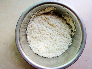 2、杂豆蜜枣粽,然后将圆糯米洗干净，滤干水分（我喜欢紧实的口感，所以糯米不泡的，如果喜欢软烂一点的话，就泡三小时以上，甚至过夜都可以）