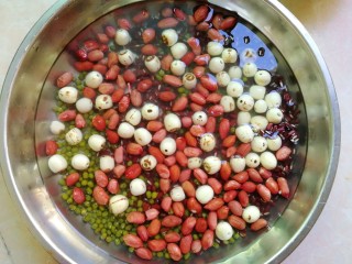 3、杂豆蜜枣粽,杂豆都洗干净，滤干水分