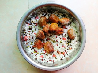 4、杂豆蜜枣粽,将糯米和杂豆混合均匀，把蜜枣放面上，方便包。