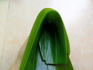6、杂豆蜜枣粽,像上图这样将粽叶折起来