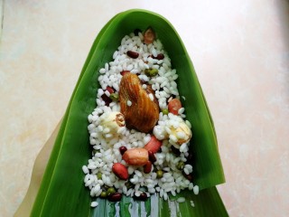 7、杂豆蜜枣粽,放入一半的杂豆和糯米，中间放一颗蜜枣