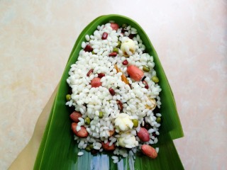 8、杂豆蜜枣粽,然后再铺一层杂豆和糯米，盖住蜜枣