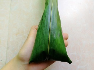9、杂豆蜜枣粽,像这样，把粽叶折过去，盖住糯米