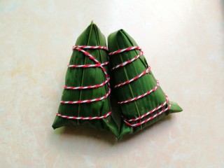 11、杂豆蜜枣粽,然后用绳子绑好，打个活结