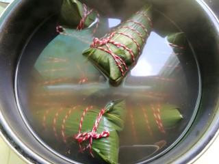 13、杂豆蜜枣粽,这是刚出炉的，新鲜的粽叶包的，做好还是绿油油的