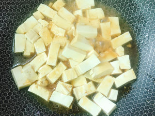 14、油菜豆腐,加入酱油、清水