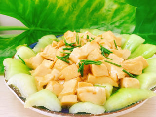 17、油菜豆腐,豆腐倒入盘中，撒上葱花