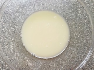 1、培根肉披萨,盆里倒入温水，加入发酵粉、盐和糖混合均匀。