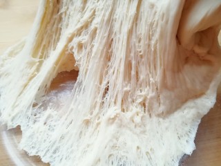 5、培根肉披萨,一个多小时以后，面团发酵好了。