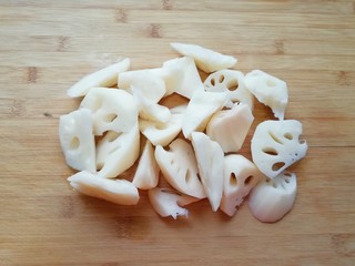 5、莲藕玉米排骨汤,莲藕去皮洗干净切成滚刀块，用水泡上备用。