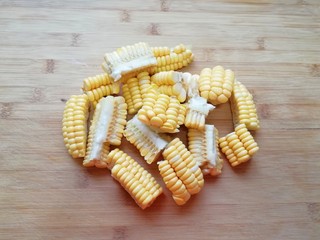 6、莲藕玉米排骨汤,玉米切成小块备用。