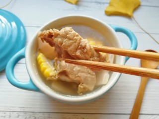 12、莲藕玉米排骨汤,排骨炖的酥烂。