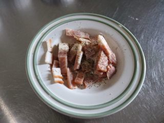 2、迷你培根鸡蛋酥饼,培根切小段，撒上胡椒粉拌匀备用