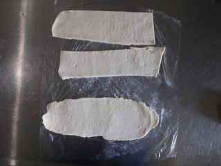 6、迷你培根鸡蛋酥饼,.将其余酥皮，擀成均匀的三片