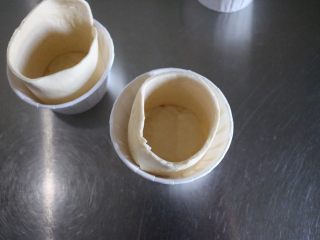 7、迷你培根鸡蛋酥饼,将长方形的酥皮放入蛋糕模具内，接头处捏紧