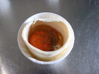 9、迷你培根鸡蛋酥饼, 打入鸡蛋，根据自己的口味撒上稍许盐、黑胡椒、罗勒叶