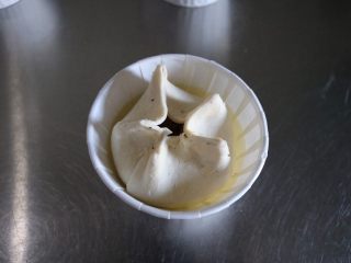 11、迷你培根鸡蛋酥饼,收口捏5个褶，在周围滴入少许橄榄油