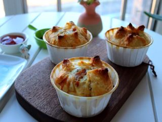 12、迷你培根鸡蛋酥饼,出炉，好香哦，外皮焦焦脆脆的