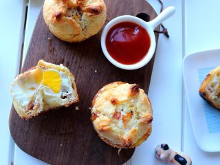 13、迷你培根鸡蛋酥饼,切开看一下，鸡蛋很嫩，同时也能闻到黑胡椒与培根的香味