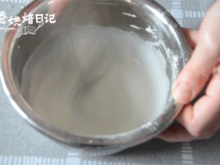 1、风靡街头的板栗饼不敢吃?那就自制吧,美味又好吃,制作馅料!麻薯部分:麻薯的材料除了黄油以外,全部放入碗里,搅拌均匀,上锅蒸15分钟。(用筷子插入面团中,如果没有液体渗出,则代表已经蒸透)