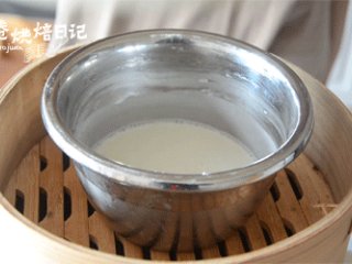 2、风靡街头的板栗饼不敢吃?那就自制吧,美味又好吃,制作馅料!麻薯部分:麻薯的材料除了黄油以外,全部放入碗里,搅拌均匀,上锅蒸15分钟。(用筷子插入面团中,如果没有液体渗出,则代表已经蒸透)