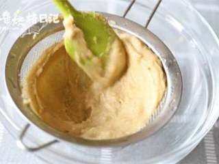 5、风靡街头的板栗饼不敢吃?那就自制吧,美味又好吃,加入适量的水或者牛奶,方便用料理机碾压成栗蓉,要想细腻的就过筛。