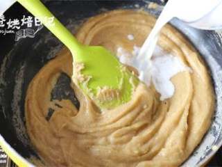 6、风靡街头的板栗饼不敢吃?那就自制吧,美味又好吃,加入牛奶调和,加入糖和黄油,用不粘锅炒制均匀抱团为止,时间很短省时又省力,放凉备用。