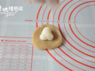 7、风靡街头的板栗饼不敢吃?那就自制吧,美味又好吃,制作板栗饼的馅料,先将板栗馅分为15克每个,取一份压扁,放入10克麻薯和适量肉松,封口,备用。