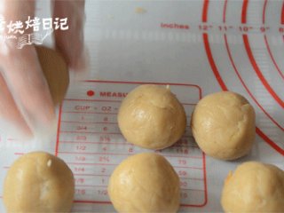 8、风靡街头的板栗饼不敢吃?那就自制吧,美味又好吃,制作板栗饼的馅料,先将板栗馅分为15克每个,取一份压扁,放入10克麻薯和适量肉松,封口,备用。