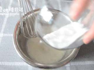 9、风靡街头的板栗饼不敢吃?那就自制吧,美味又好吃,制作酥皮部分, 低筋粉和猪油混合,捏揉成团。分成10等份,备用。