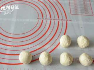 10、风靡街头的板栗饼不敢吃?那就自制吧,美味又好吃,制作酥皮部分, 低筋粉和猪油混合,捏揉成团。分成10等份,备用。