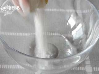 11、风靡街头的板栗饼不敢吃?那就自制吧,美味又好吃,制作水油皮部分,将中筋粉、水、糖、猪油混合,捏揉成团,揉到出膜即可。分成10等份,备用。