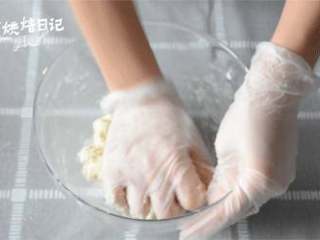 12、风靡街头的板栗饼不敢吃?那就自制吧,美味又好吃,制作水油皮部分,将中筋粉、水、糖、猪油混合,捏揉成团,揉到出膜即可。分成10等份,备用。