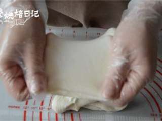 13、风靡街头的板栗饼不敢吃?那就自制吧,美味又好吃,制作水油皮部分,将中筋粉、水、糖、猪油混合,捏揉成团,揉到出膜即可。分成10等份,备用。