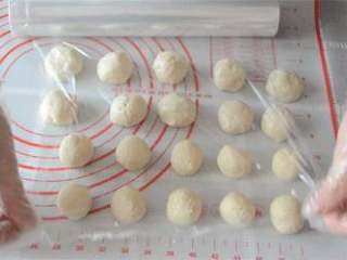 14、风靡街头的板栗饼不敢吃?那就自制吧,美味又好吃,盖上保鲜膜醒发30分钟。