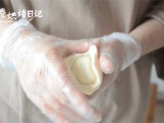 15、风靡街头的板栗饼不敢吃?那就自制吧,美味又好吃,取一个水油皮面团,放在手心压扁。取一个酥皮面团,放在中间轻压,用虎口的力量包起。