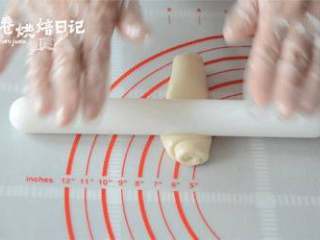 16、风靡街头的板栗饼不敢吃?那就自制吧,美味又好吃,取一个卷卷,轻轻按扁,继续用擀面杖擀开。