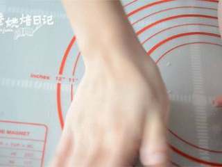 18、风靡街头的板栗饼不敢吃?那就自制吧,美味又好吃,将包好的面团成圆形压扁,用红色食用色素在表面盖上印章。