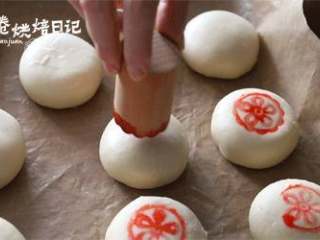 19、风靡街头的板栗饼不敢吃?那就自制吧,美味又好吃,将包好的面团成圆形压扁,用红色食用色素在表面盖上印章。