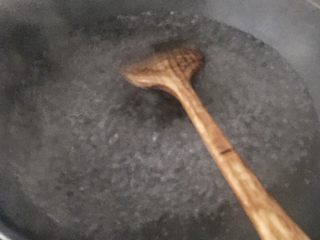 1、茄汁鸡蛋意面,水烧开