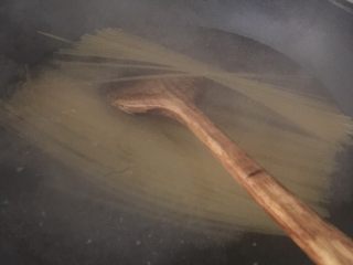 2、茄汁鸡蛋意面,放入意大利面煮软,大概二十分钟