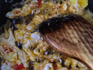 7、茄汁鸡蛋意面,放油炒鸡蛋,鸡蛋捣碎