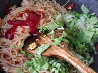 8、茄汁鸡蛋意面,放意面,青菜碎,一勺番茄酱,一勺盐,一勺鲍鱼汁。