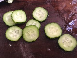 10、茄汁鸡蛋意面,黄瓜切成片