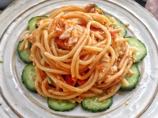 11、茄汁鸡蛋意面,放在盘底,盖上意面